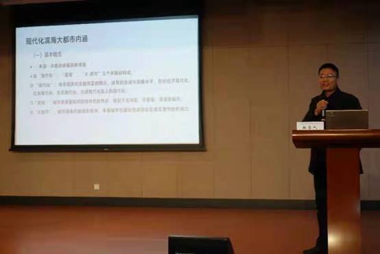 说明: 桌子上的电视屏幕描述已自动生成