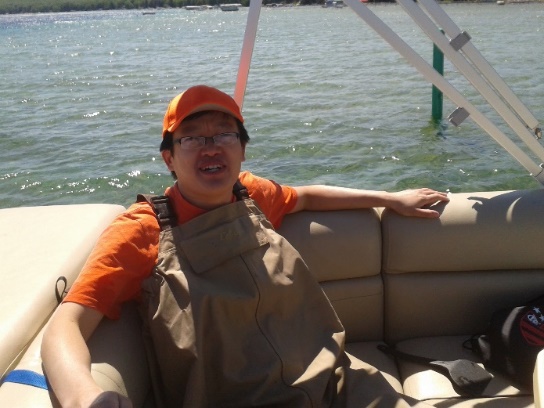 人站在船上描述已自动生成